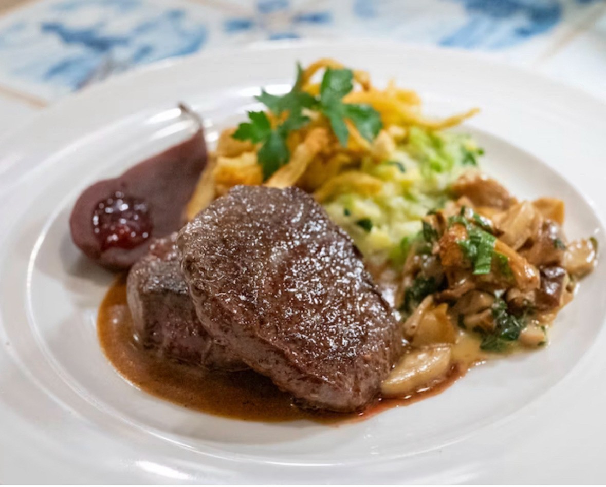 Saisonales Hirsch-Gericht